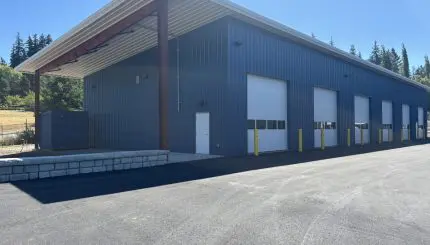 Storage building with vehicle bays