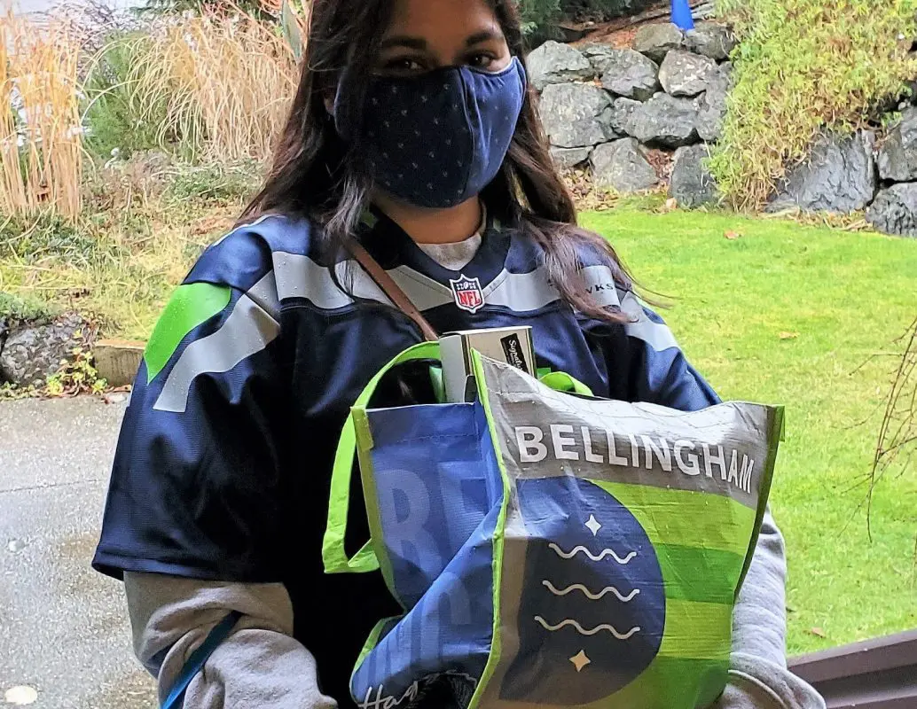 Person holding reusable bag
