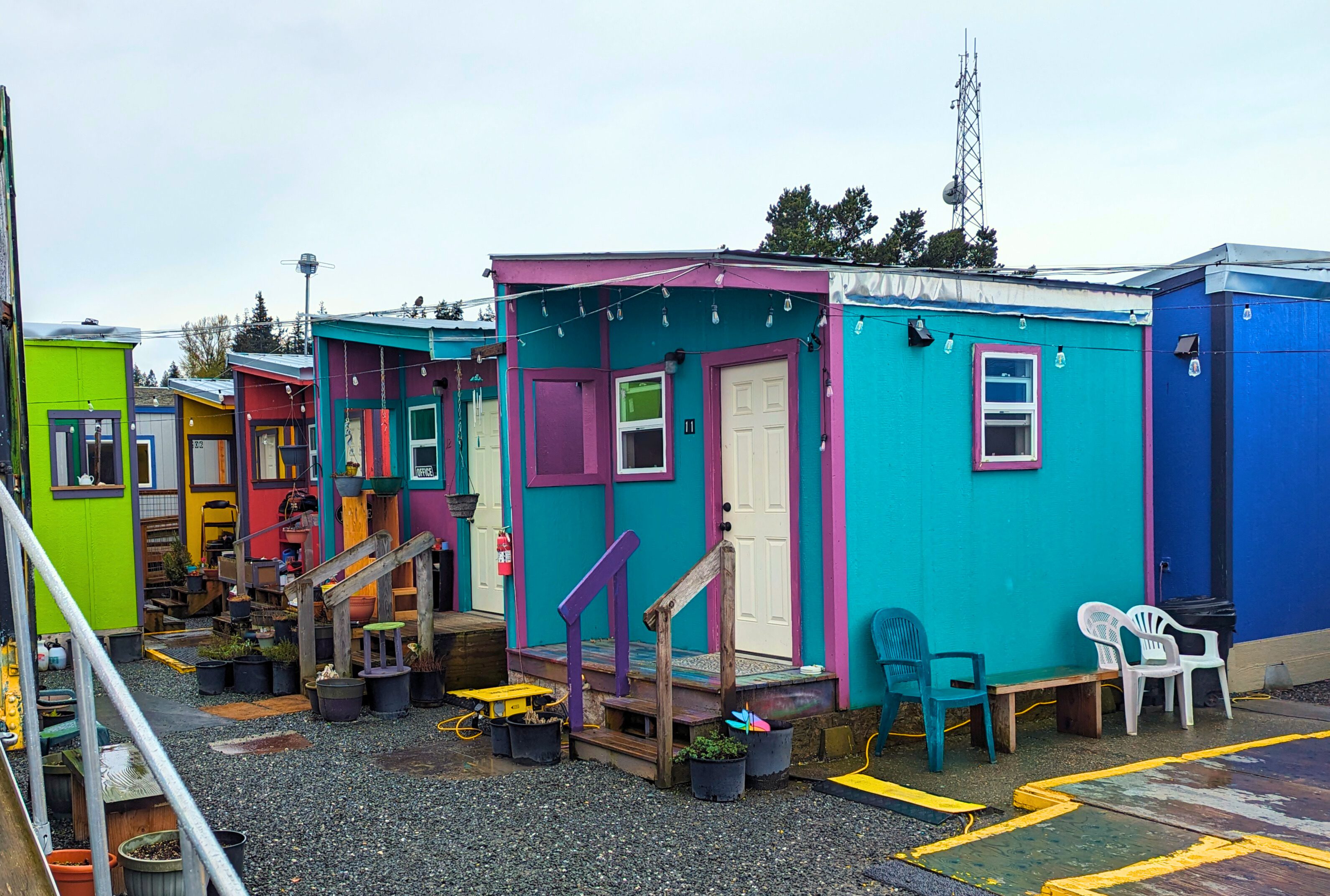 Một số ngôi nhà nhỏ đầy màu sắc liên tiếp tại Unity Village